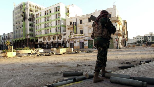 Soldado líbio leal ao governo internacionalmente reconhecido patrulha uma rua na cidade costeira de Bengazi em 28 de fevereiro de 2015 - Sputnik Brasil