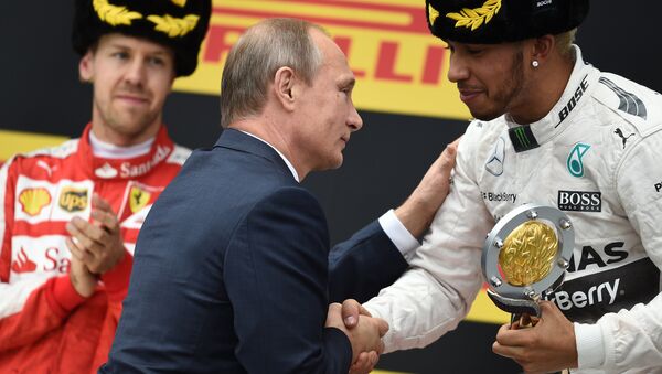 Vladimir Putin premia os vencedores do segundo Grande Prêmio da Fórmula 1 em Sochi - Sputnik Brasil
