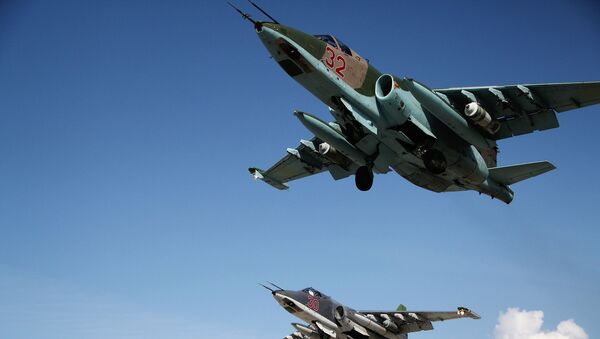 Caças russos Su-25 decolam da base aérea de Khmeimim na Síria. - Sputnik Brasil