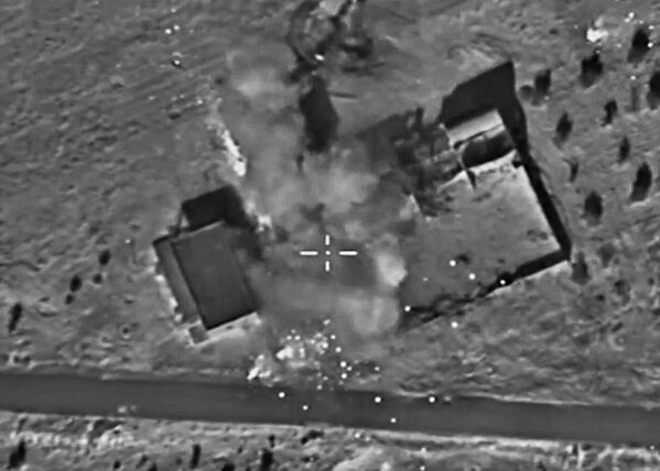 As aeronaves das Forças Aeroespaciais russas atacam as posições do grupo terrorista Estado Islâmico na Síria. Depois do impacto direto da bomba foi destruído material bélico dos terroristas. - Sputnik Brasil