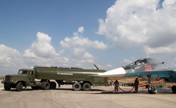 Reabastecimento do caça russo Su-34 na base aérea de Khmeimim na Síria. - Sputnik Brasil