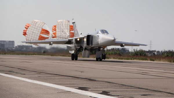 Caça russo Su-24 aterrissa na base aérea de Khmeimim na Síria. - Sputnik Brasil