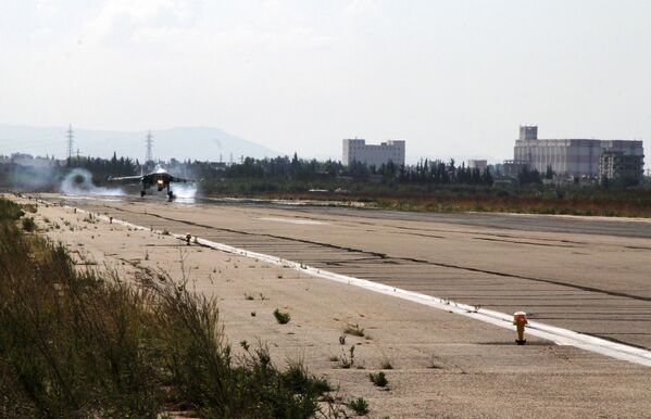Caça russo Su-34 aterrissa na base aérea de Khmeimim na Síria. - Sputnik Brasil