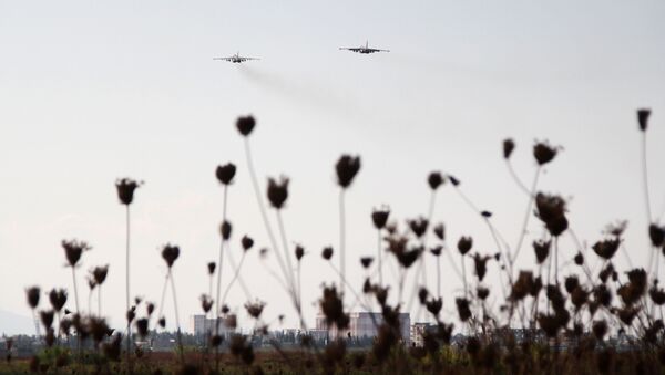 Caças russos Su-25 no céu sobre a base aérea de Khmeimim na Síria. - Sputnik Brasil