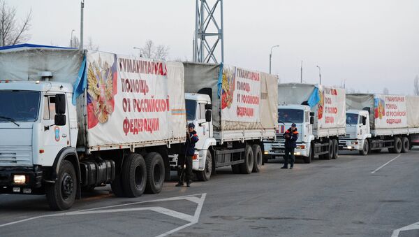 Comboio com ajuda humanitária russa parte para o leste ucraniano - Sputnik Brasil
