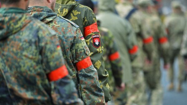 Homens vestindo uniforme militar com distintivos do Setor de Direita - Sputnik Brasil