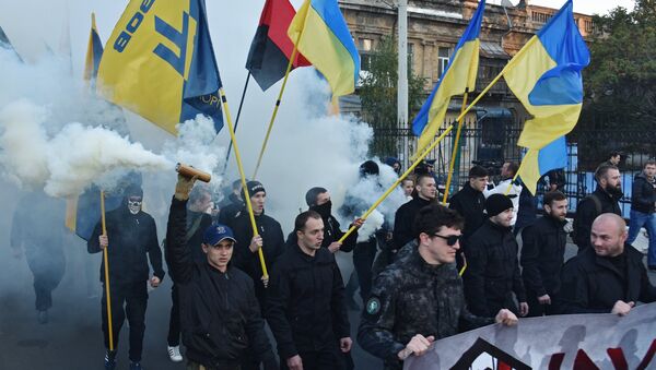 Militantes do partido Svoboda (Liberdade) e do grupo extremista Setor de Direita em Odessa, no Dia do Defensor da Ucrânia - Sputnik Brasil