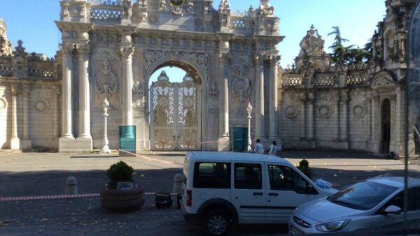 A entrada do palácio Dolmabahce - Sputnik Brasil