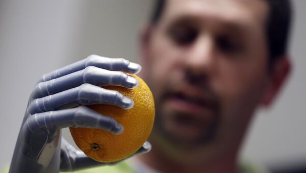 Prótese coberto de pele artificial que pode detectar pressão e lançar um sinal sensorial para o cérebro - Sputnik Brasil