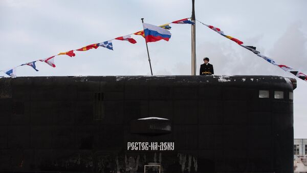 Hasteamento da bandeira russa no submarino Rostov-on-Don. - Sputnik Brasil