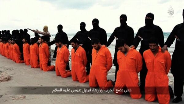 Cristãos egípcios e carrascos do Estado Islâmico antes duma execução, 15 de fevereiro de 2015 - Sputnik Brasil