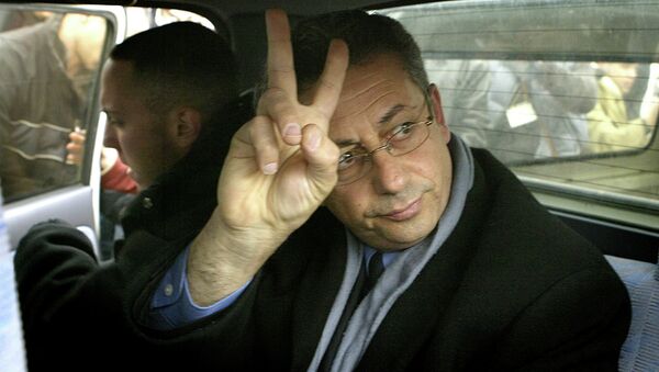 Palestinian presidential candidate Mustafa Barghouti, flashes the victory sign as he is taken into a car by Israeli police after being detained. File photo - Sputnik Brasil