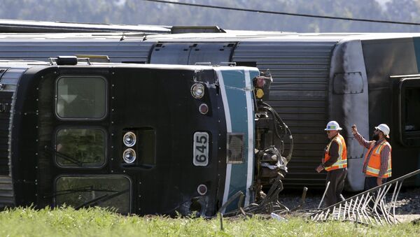 Funcionário fotografa vagão de passageiros após trem descarrilar na cidade de Oxnard, Califórnia, EUA. - Sputnik Brasil