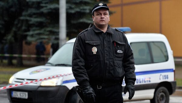 Oficial da polícia tcheca patrulha as ruas de Uhersky Brod - Sputnik Brasil
