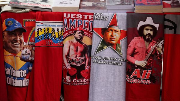 Camisetas com imagens do ex-presidente venezuelano Hugo Chávez. - Sputnik Brasil