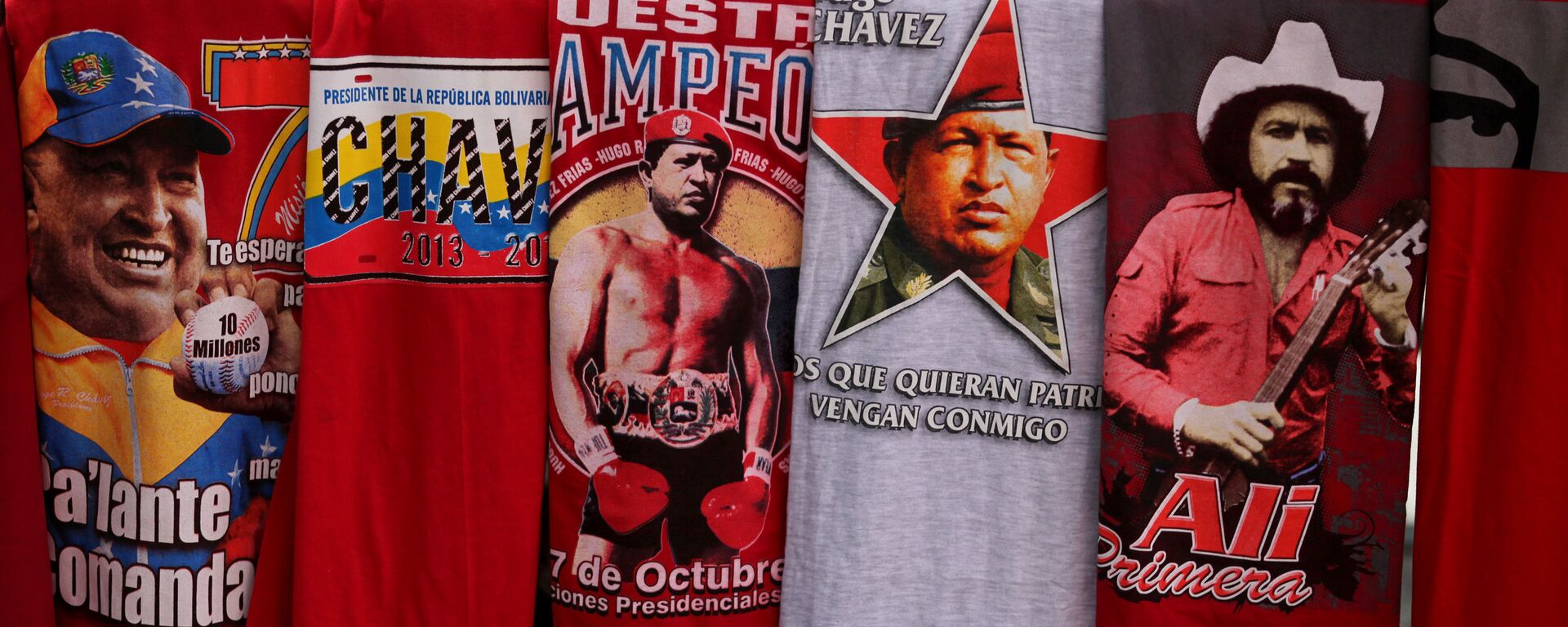 Camisetas com imagens do ex-presidente venezuelano Hugo Chávez. - Sputnik Brasil, 1920, 08.04.2022