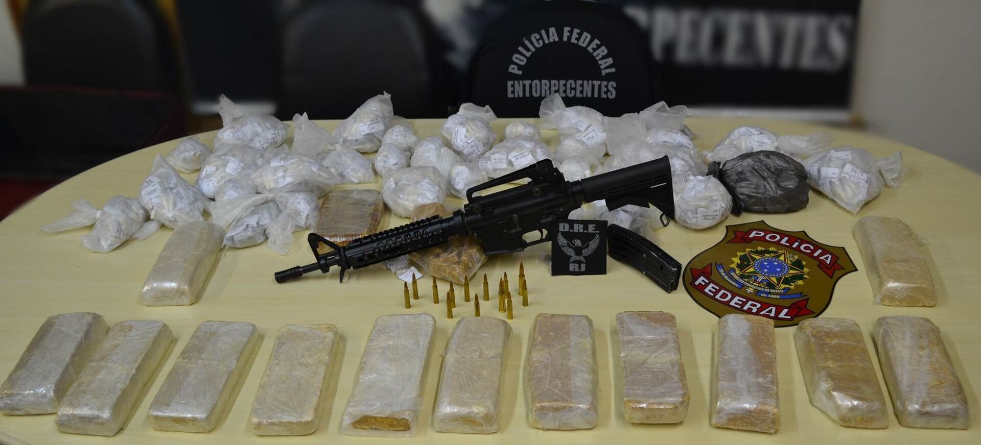 Drogas e fuzil apreendidos pela Polícia Federal em operação no Rio de Janeiro - Sputnik Brasil, 1920, 13.01.2023