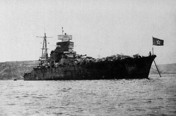 Navio-almirante da frota militar soviética Novorossiysk em 1949 - Sputnik Brasil