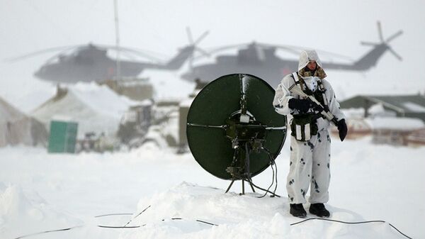 Soldado russo na ilha de Kotelny no Ártico russo - Sputnik Brasil
