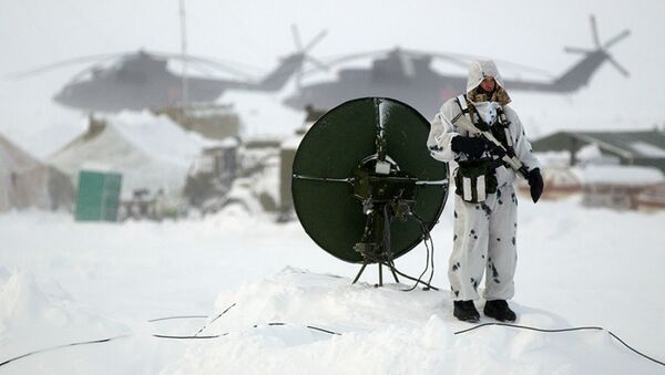 Soldado russo na ilha de Kotelny no Ártico russo - Sputnik Brasil