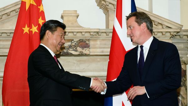 Xi Jinping e David Cameron se cumprimentam após anunciarem uma série de acordos entre a China e o Reino Unido. - Sputnik Brasil