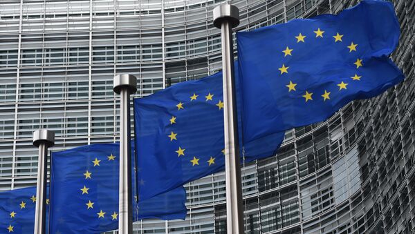 Bandeiras da União Europeia próximo ao edifício da Comissão Europeia, Bruxelas - Sputnik Brasil
