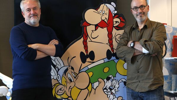 Os autores Jean-Yves Ferri (direita) and illustrator Didier Conrad (esquerda) posa ao lado do cartaz de Obelix and Asterix em Vanves, perto de Paris, França, Outubro 13, 2015 - Sputnik Brasil