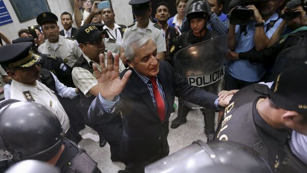 Ex-presidente da Guatemala, Otto Perez Molina gesticula enquanto era escoltado por policiais depois da audiência naCorte Suprema na Cidade da Guatemala, 3 de setembro de 2015. - Sputnik Brasil