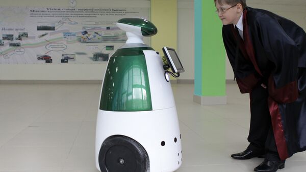 Menino está comunicando com um robô - Sputnik Brasil