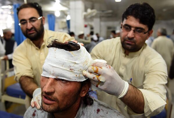 Médicos paquistaneses ajudam as vítimas do terremoto - Sputnik Brasil
