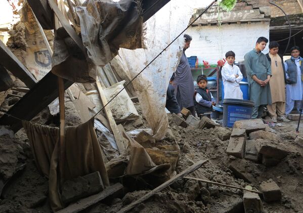 Moradores de casa destruída na província de Mingora, no Paquistão - Sputnik Brasil