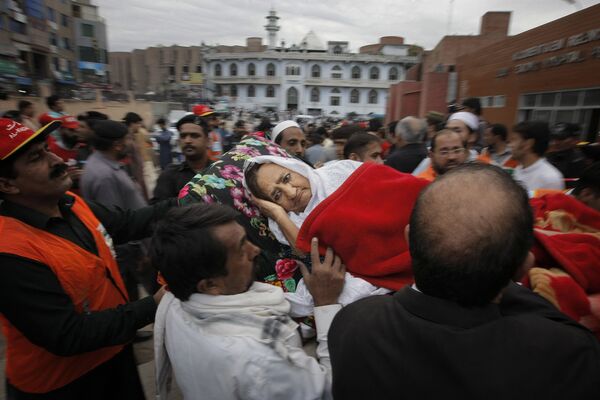 Mulher ferida durante o terremoto no Paquistão - Sputnik Brasil