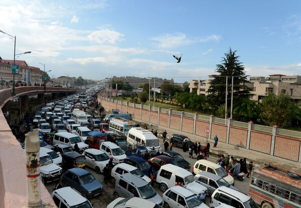 Pessoas nos seus carros no Afeganistão apanhados pelo terremoto - Sputnik Brasil