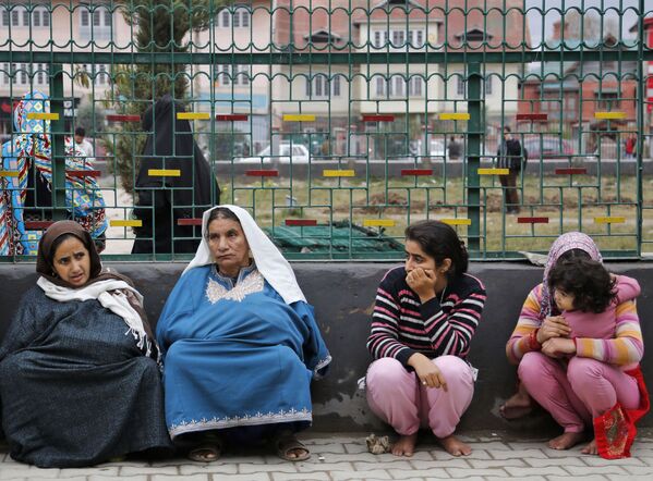 Mulheres na rua após o terremoto na Índia - Sputnik Brasil