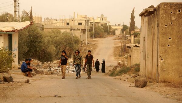 Combatentes do Exército Livre da Síria caminham armados na cidade de Deraa - Sputnik Brasil