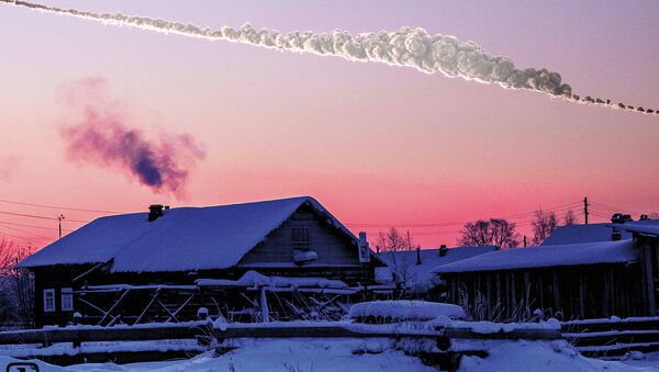 Reconstrução da queda do meteorito que atingiu a cidade russa de Chelyabinsk em 15 de fevereiro de 2013 - Sputnik Brasil