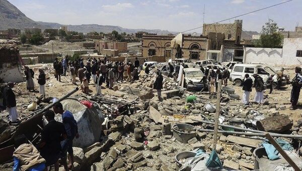 People gather at the site of Saudi-led airstrikes in Sanban, a region in Dhamar province 113 km (70 miles) southeast of the capital, Sanaa, Yemen, Thursday, Oct. 8, 2015. - Sputnik Brasil