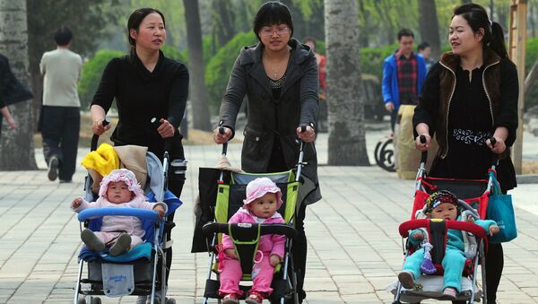 Mães chinesas levam seus filhos para passear. - Sputnik Brasil