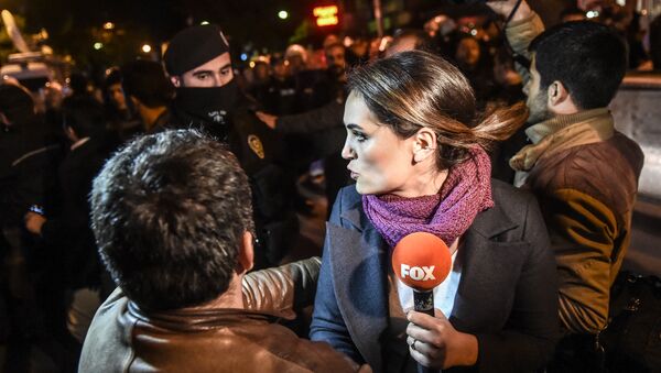 Batalhão especial da polícia turca empurra uma jornalista para fora da sede do jornal Bugun e do canal de televisão Kanalturk, em 28 de outubro, dia de uma manifestação contra o governo em Istambul - Sputnik Brasil
