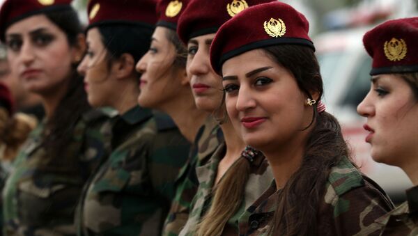 Mulheres curdas combatentes de peshmerga marcham durante uma sessão de treinamento conduzido por instrutores militares alemães em Arbil, a capital da região autônoma curda no norte do Iraque. - Sputnik Brasil