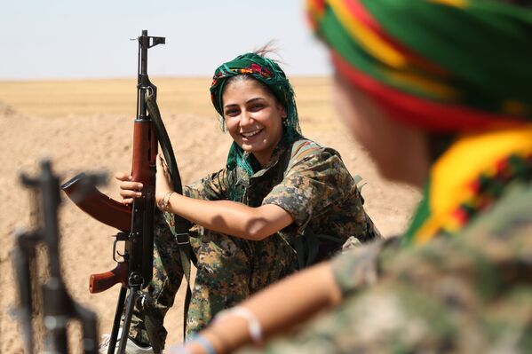 Milicianas curdas da Unidade de Proteção do Povo (YPG) fazem uma pausa na linha de frente na cidade síria de Hasakeh. - Sputnik Brasil