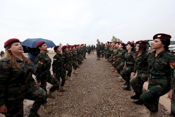 Mulheres curdas de peshmerga participam de uma sessão de treinamento em um campo em Banslawa, no norte de Bagdá. - Sputnik Brasil