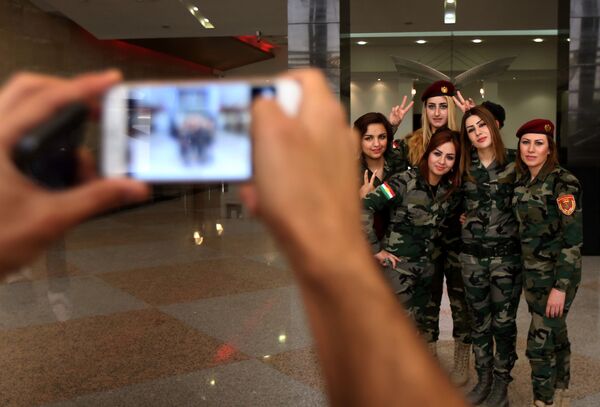 Guerreiras curdas posam para uma foto. - Sputnik Brasil