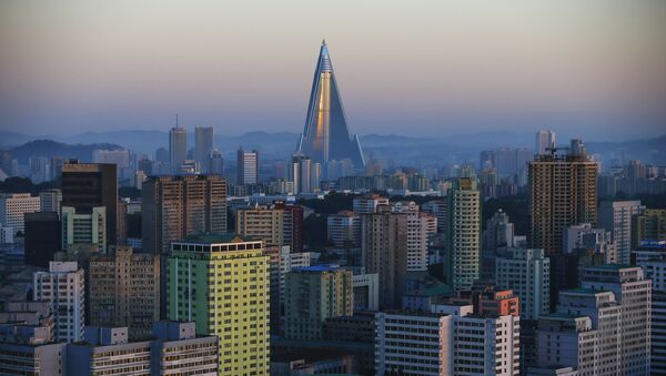 O hotel  Ryugyong de 105 andares, o edifício mais alto em construção na Coréia do Norte, é visto atrás de edifícios residenciais em Pyongyang, a Coreia do Norte. - Sputnik Brasil