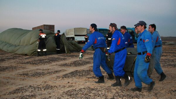 Socorristas no local da queda do avião russo, no Egito - Sputnik Brasil