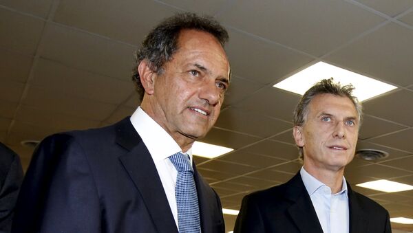 Mauricio Macri (R), Argentina's main opposition challenger in the presidential race, and Daniel Scioli, presidential candidate for the Victory Front, attend the inauguration of the new property of multimedia publishing house Editorial Perfil ahead of Sunday's presidential election in Buenos Aires, Argentina, October 23, 2015 - Sputnik Brasil