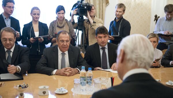 O chanceler russo Sergei Lavrov durante a reunião com o enviado especial da ONU para a Síria, Staffan de Mistura em Moscou. - Sputnik Brasil