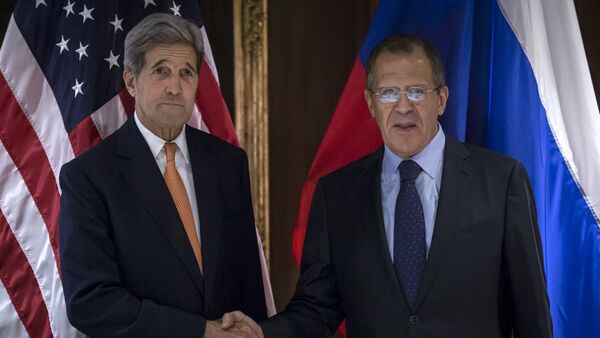 U.S. Secretary of State John Kerry (L) and Russian Foreign Minister Sergey Lavrov shake hands during a photo a photo opportunity in Vienna, October 23, 2015 - Sputnik Brasil