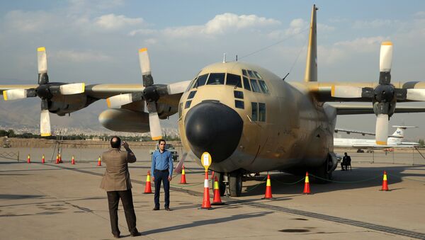 Iranianos tiram fotos em frente do avião C-130 Hercules, Teerã, Irã, 23 de setembro de 2015 - Sputnik Brasil