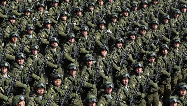 Russian soldiers march during a rehearsal of the Victory Day Parade in Alabino, outside Moscow, on April 22, 2015 - Sputnik Brasil